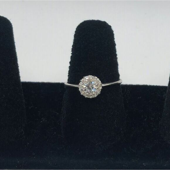Silver round diamond ring - Picture 1 of 8